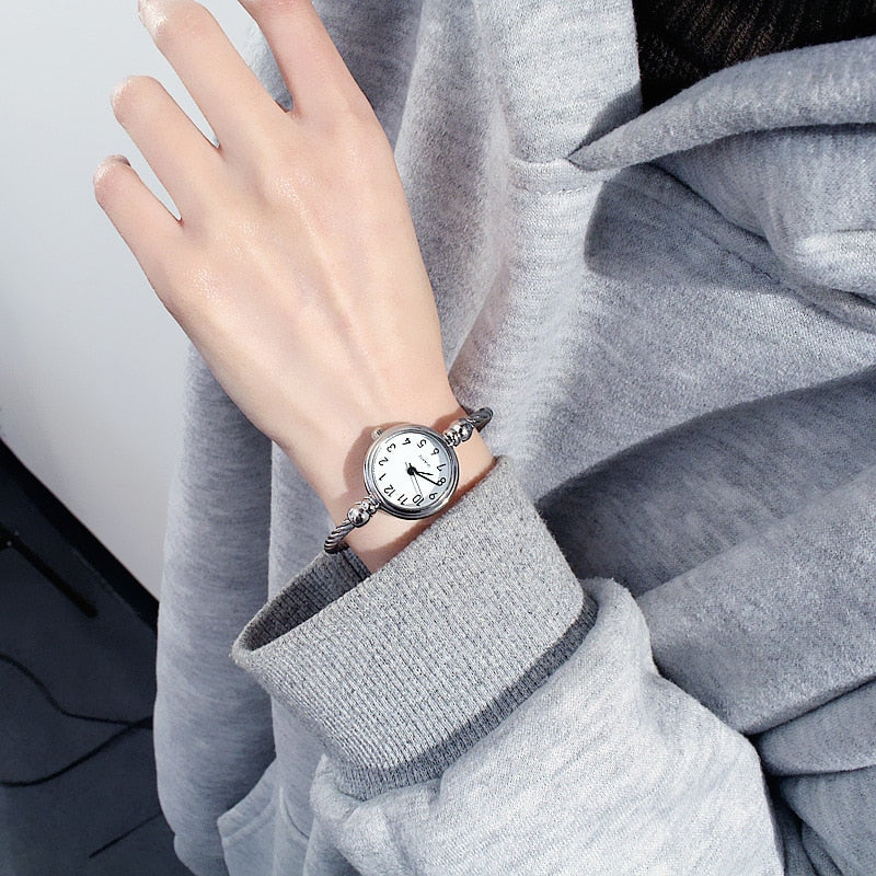 Women's Watches Bracelet Style Opening Simple Retro Art Fashion Watches Women's Fashion Quartz Watch Relogio Feminino（Silver belt）
